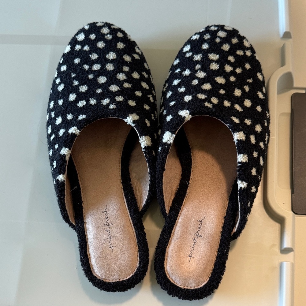 Printfresh Black and Cream Slippers